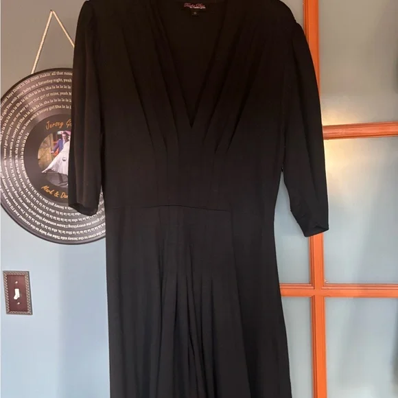 Elegant Black Dress - Picture 1 of 2